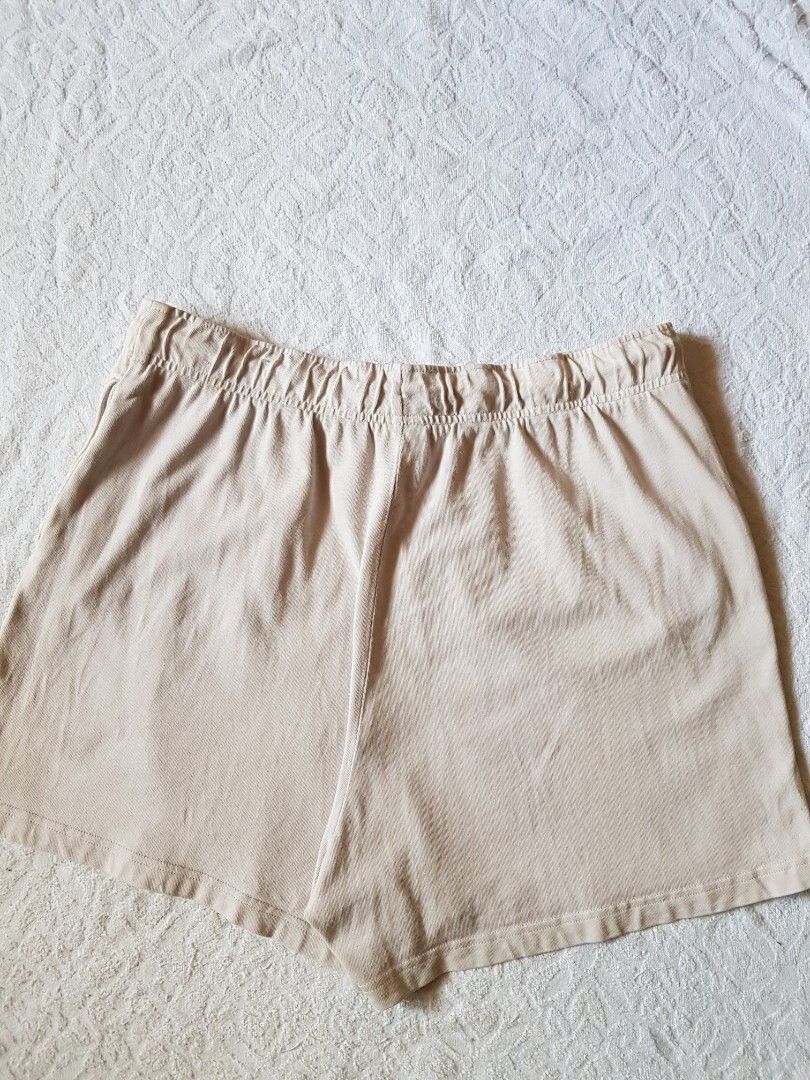 Nike Beige Short (Category: Shorts) located in Santo Domingo. Submitted by jcobedoza213916 (Listing ID 1463350776, Image 3). Description: Nike Beige Short women's waistline 36-38-40 lenght 18 size on tag XL 2pcs pocket with lace garterized stretchable excellent condition color rate 9.5/10 no issue: no pinhole no flaws no discoloration.