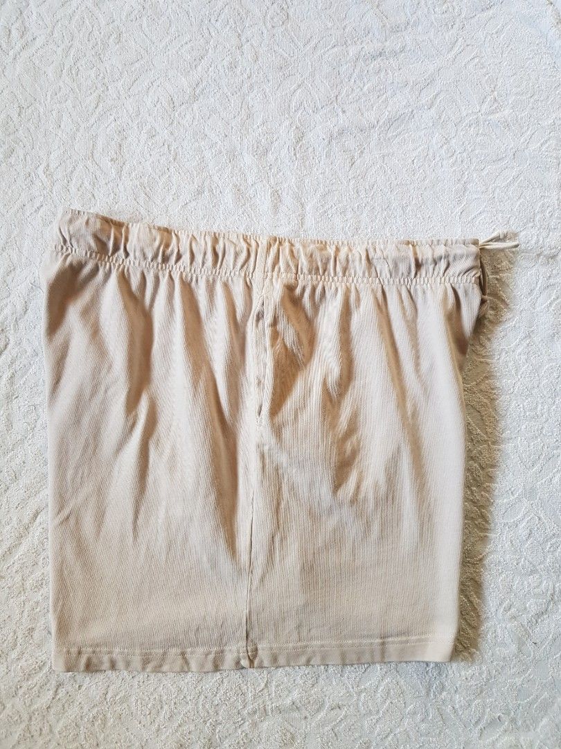 Nike Beige Short (Category: Shorts) located in Santo Domingo. Submitted by jcobedoza213916 (Listing ID 1463350776, Image 2). Description: Nike Beige Short women's waistline 36-38-40 lenght 18 size on tag XL 2pcs pocket with lace garterized stretchable excellent condition color rate 9.5/10 no issue: no pinhole no flaws no discoloration.