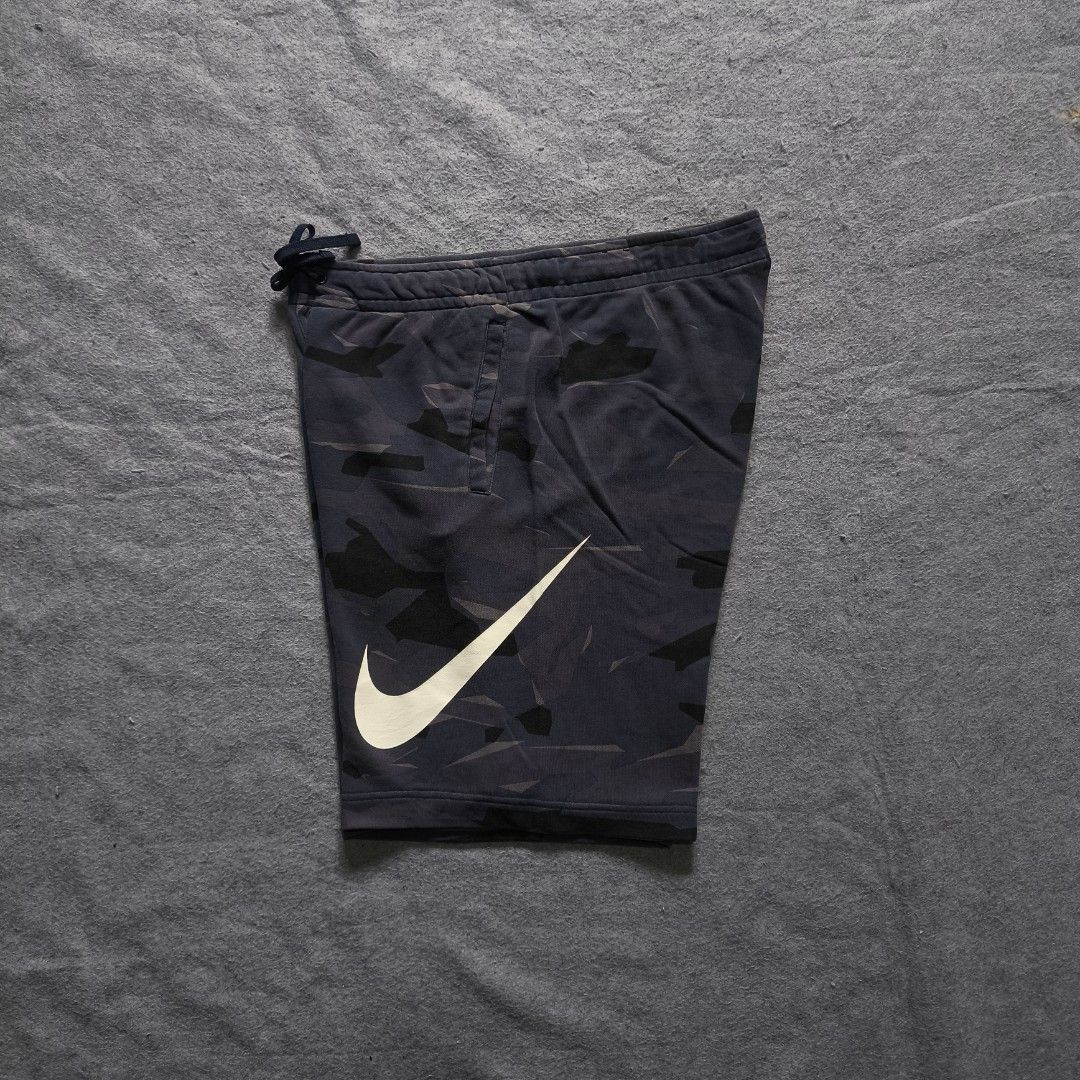 Nike Big Logo Camouflage Short (Category: Activewear) located in Manila. Submitted by shykes_26 (Listing ID 1463329127, Image 1). Description: Dimensions: Waist: 34-40 Length: 20.5 Hem: 12 Issues: Cut tags.