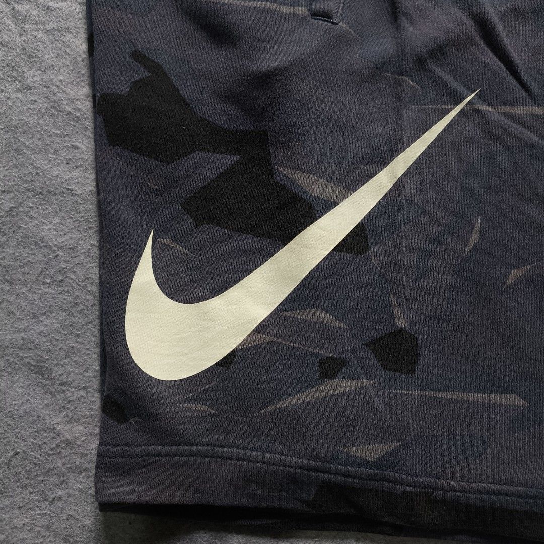 Nike Big Logo Camouflage Short (Category: Activewear) located in Manila. Submitted by shykes_26 (Listing ID 1463329127, Image 3). Description: Dimensions: Waist: 34-40 Length: 20.5 Hem: 12 Issues: Cut tags.