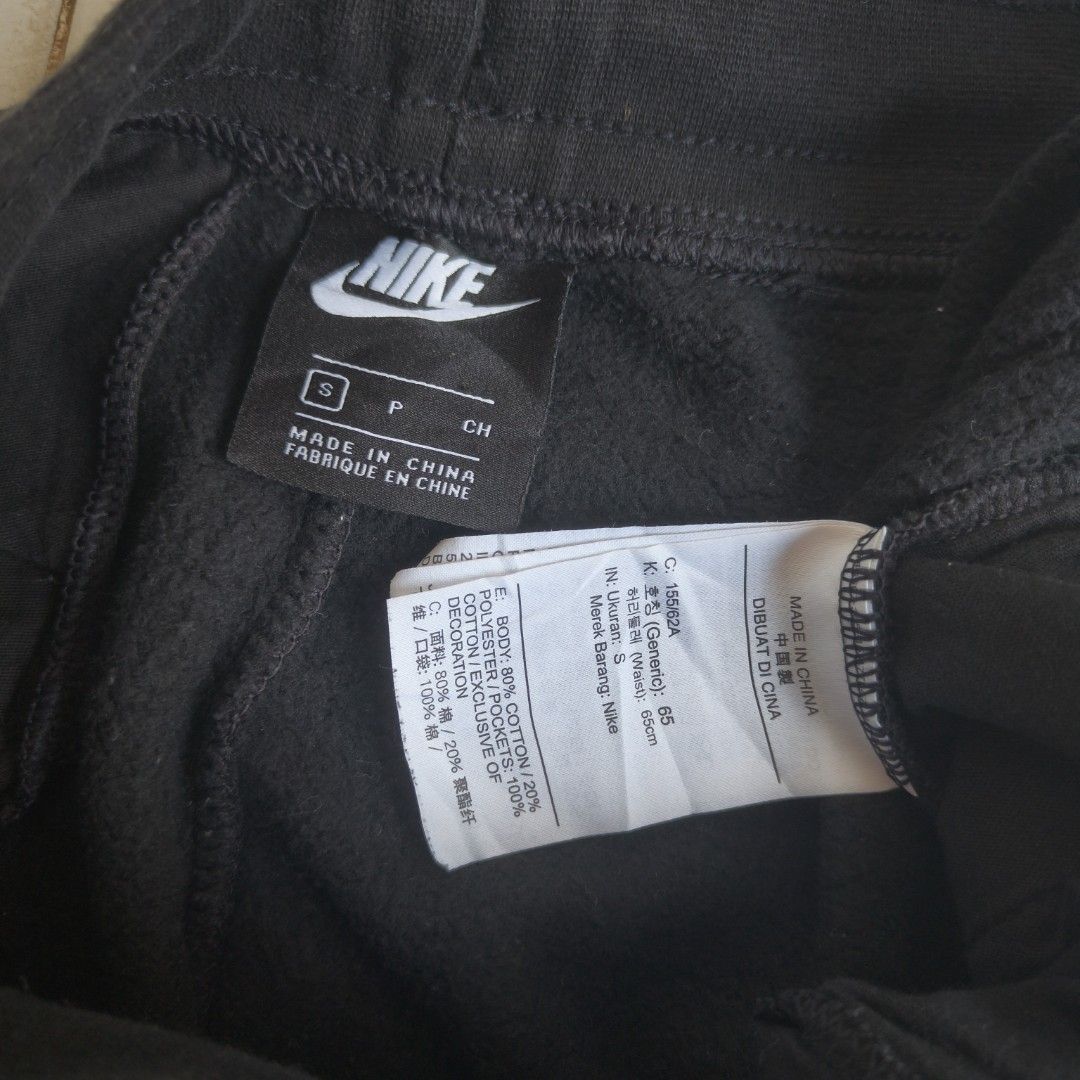 NIKE Big Swoosh Sweatpants - Black (Category: Joggers) located in Tagum. Submitted by rednaxer05 (Listing ID 1463448201, Image 2). Description: - Black Nike sweatpants - Big white swoosh logo - Size S on tag - Fits waist 29-31 inches - Total length: 38 inches.