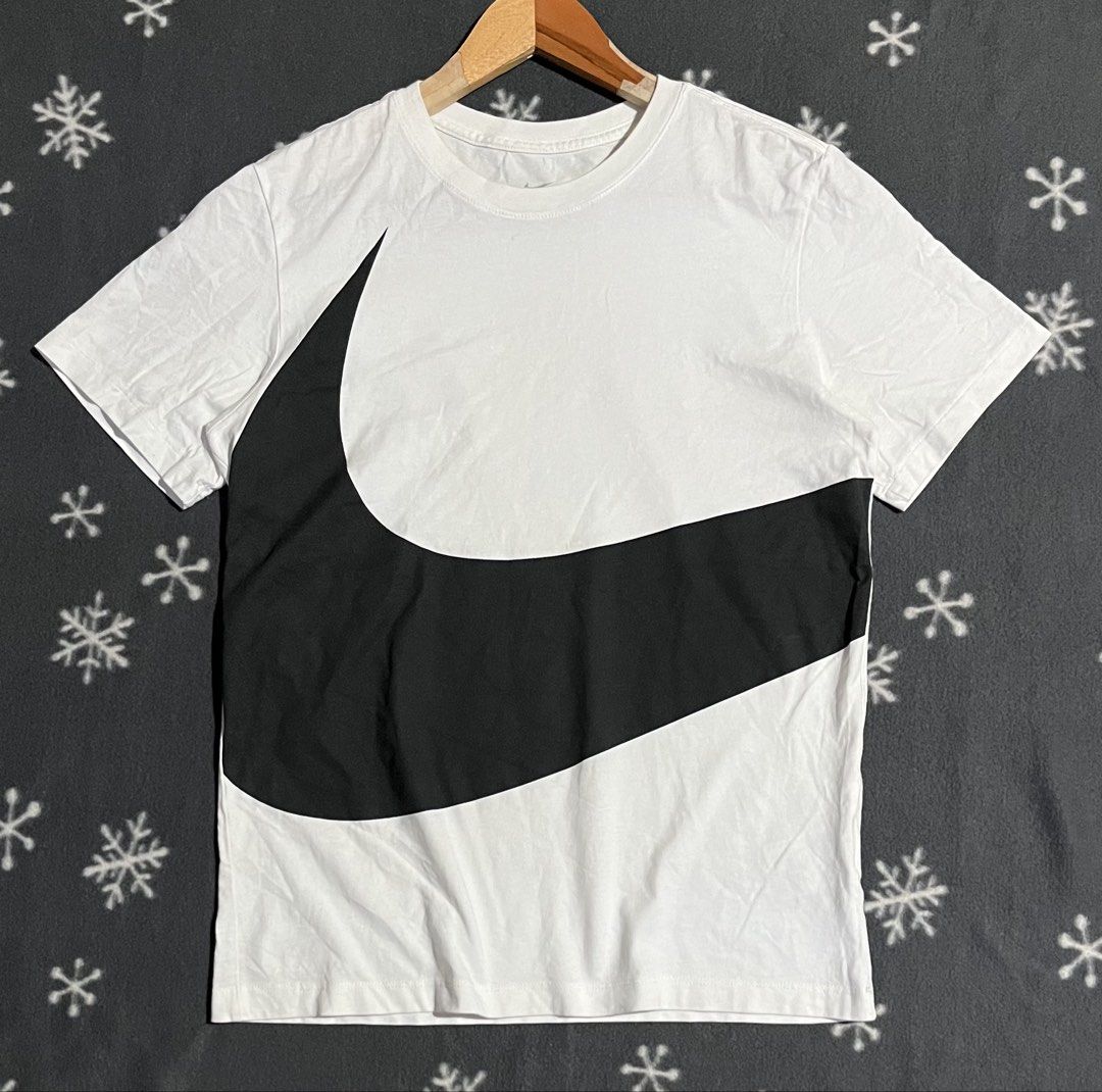 Nike Big Swoosh Tshirts (Category: Tshirts & Polo Shirts ) located in Maribojoc. Submitted by nayer (Listing ID 1463362330, Image 1). Description: N!k3 - BigSwoosh Large Logo Classic Sports Short Sleeve White Excellent Minimal issue last pic 9.8/10 color rate Medium on tag AD: W19 * L26.