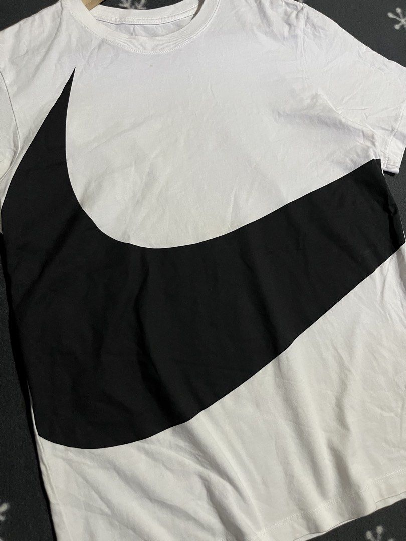 Nike Big Swoosh Tshirts (Category: Tshirts & Polo Shirts ) located in Maribojoc. Submitted by nayer (Listing ID 1463362330, Image 2). Description: N!k3 - BigSwoosh Large Logo Classic Sports Short Sleeve White Excellent Minimal issue last pic 9.8/10 color rate Medium on tag AD: W19 * L26.