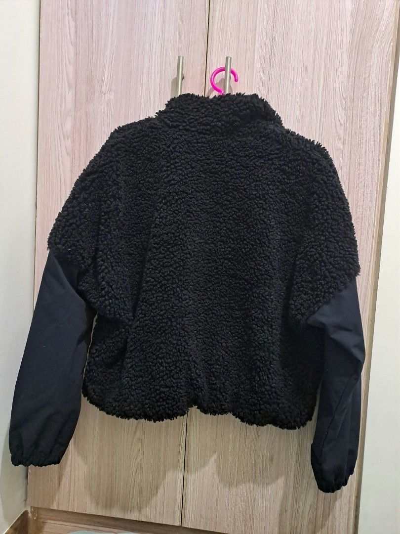 Preloved Nike Black Sherpa Fleece Jacket (Category: Coats, Jackets and Outerwear) located in Quezon City. Submitted by skn12 (Listing ID 1463467079, Image 2). Description: - Black Nike Sherpa Fleece Jacket - Size: L Personally owned, not thrifted! Used 3 times only 10/10 condition Bought for 4,500 pesos Perfect for hiking or winter trips rfs: need cash and i have other jacket delivery thru lalamove Location: E Rodriguez Quezon City .