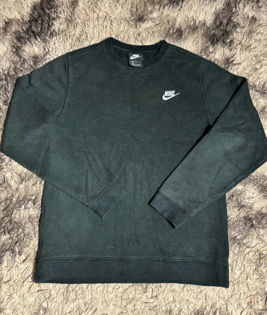 Nike Crewneck Sweatshirt Black Small (Category: Coats, Jackets and Outerwear) located in Lapu Lapu. Submitted by markbel26 (Listing ID 1463461420, Image 1). Description: - Classic black Nike crewneck sweatshirt - Features iconic embroidered Nike swoosh logo - Size: Small - Made in China - Ideal for casual wear or layering.