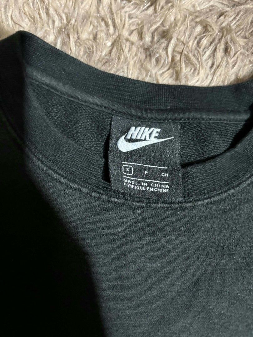 Nike Crewneck Sweatshirt Black Small (Category: Coats, Jackets and Outerwear) located in Lapu Lapu. Submitted by markbel26 (Listing ID 1463461420, Image 2). Description: - Classic black Nike crewneck sweatshirt - Features iconic embroidered Nike swoosh logo - Size: Small - Made in China - Ideal for casual wear or layering.