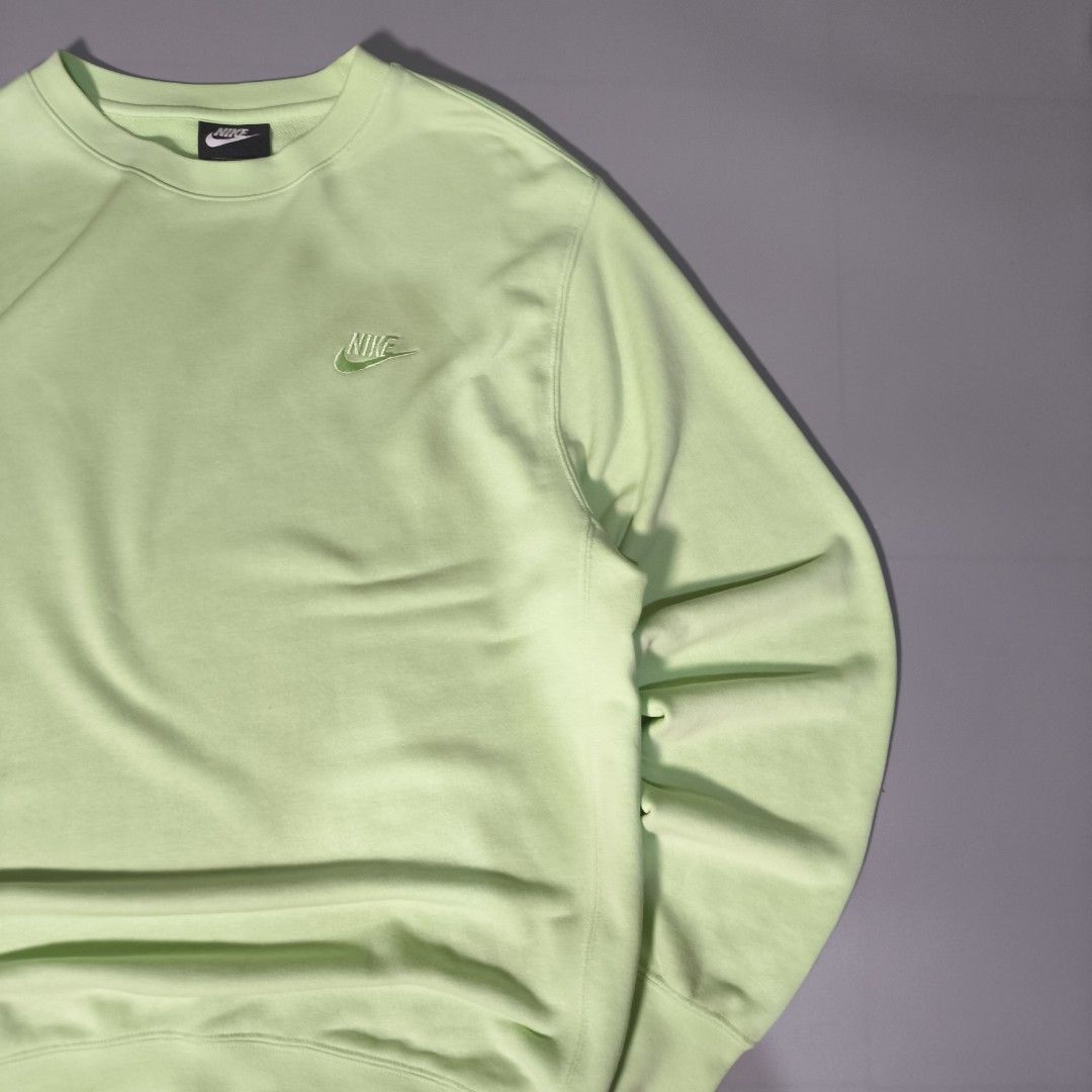 Nike Crewneck Sweatshirt Light Green Size M (Category: Coats, Jackets and Outerwear) located in Manila. Submitted by andreidemi19694 (Listing ID 1463386395, Image 2). Description: - Light green Nike crewneck sweatshirt - Features a small embroidered Nike logo on the chest - Made from a soft cotton blend - Perfect for casual wear or layering - Tagged size M - Please check photos for exact shade and details.