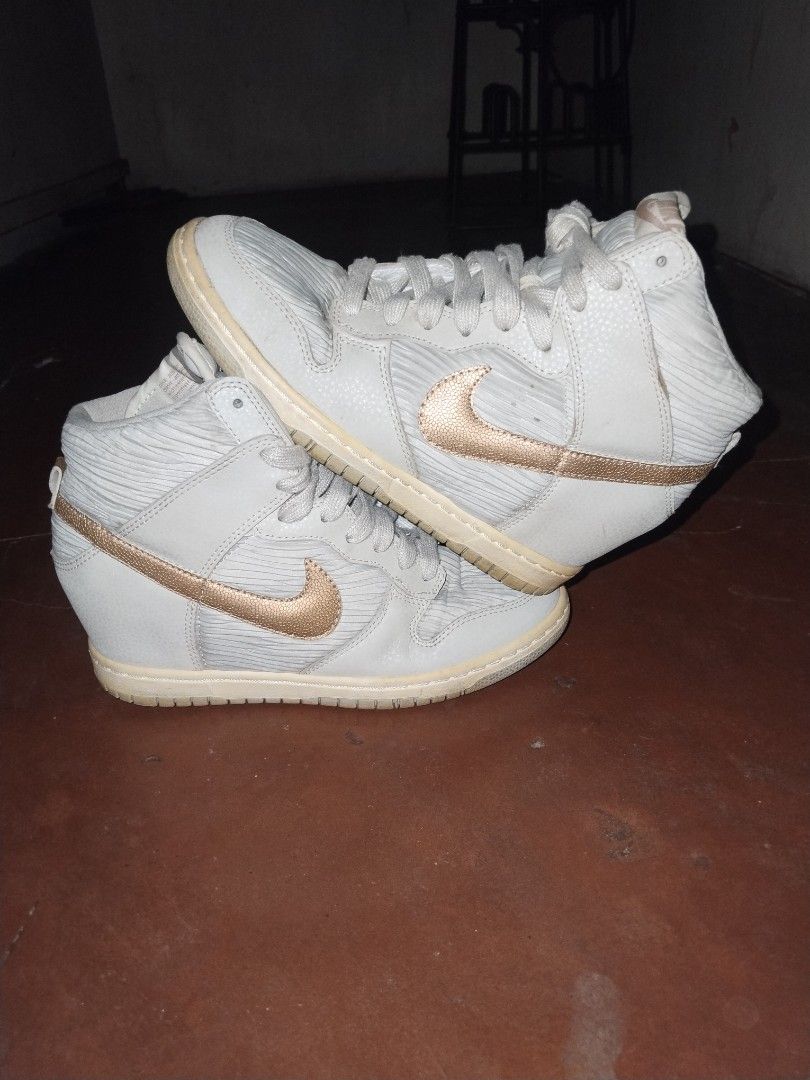 Nike dunk sky high (Category: Casual Shoes) located in Aloran. Submitted by axis_core (Listing ID 1463404480, Image 1). Description: -free sf -unli vouch -open to offers -size 36-38.