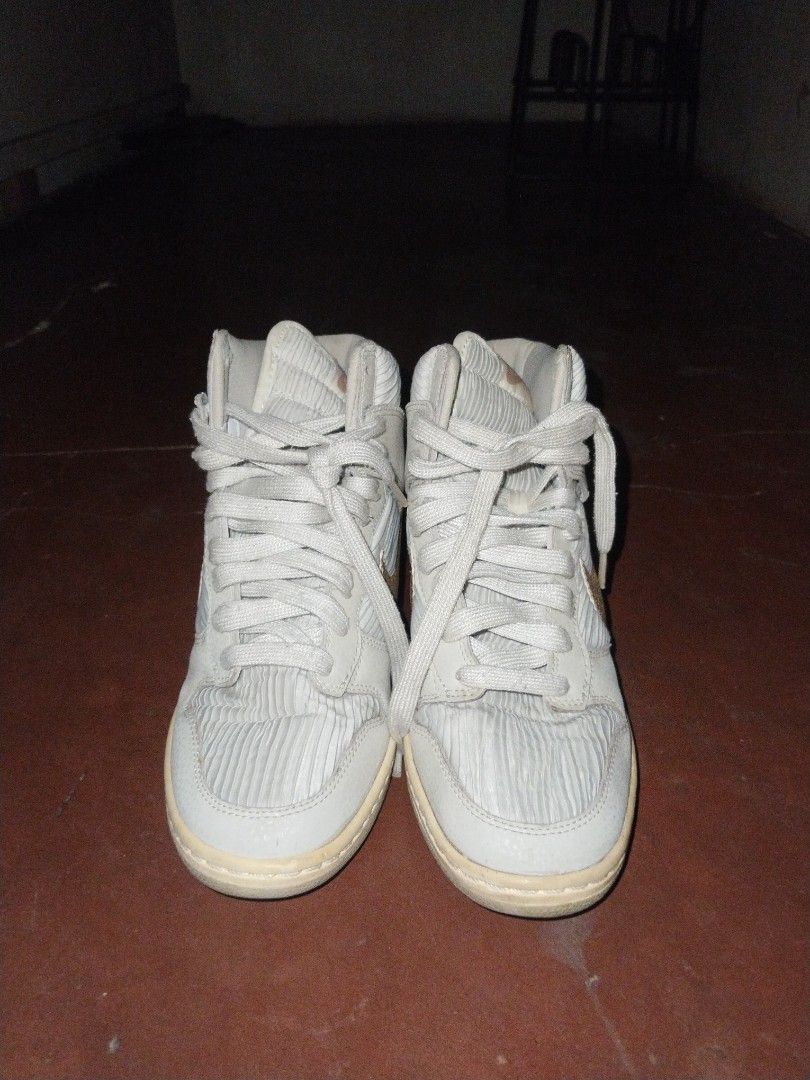 Nike dunk sky high (Category: Casual Shoes) located in Aloran. Submitted by axis_core (Listing ID 1463404480, Image 3). Description: -free sf -unli vouch -open to offers -size 36-38.