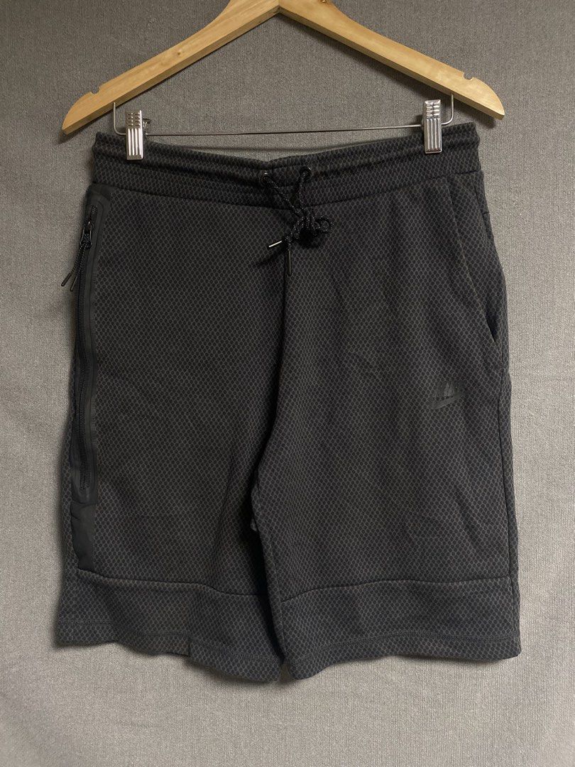 Nike Fleece Short (Category: Shorts) located in Cabuyao City. Submitted by ukaythriftshirt (Listing ID 1463401043, Image 1). Description: Nike Fleece Short Good as new Waist 32 Length 20 Color rate 9/10 No issue - 480.