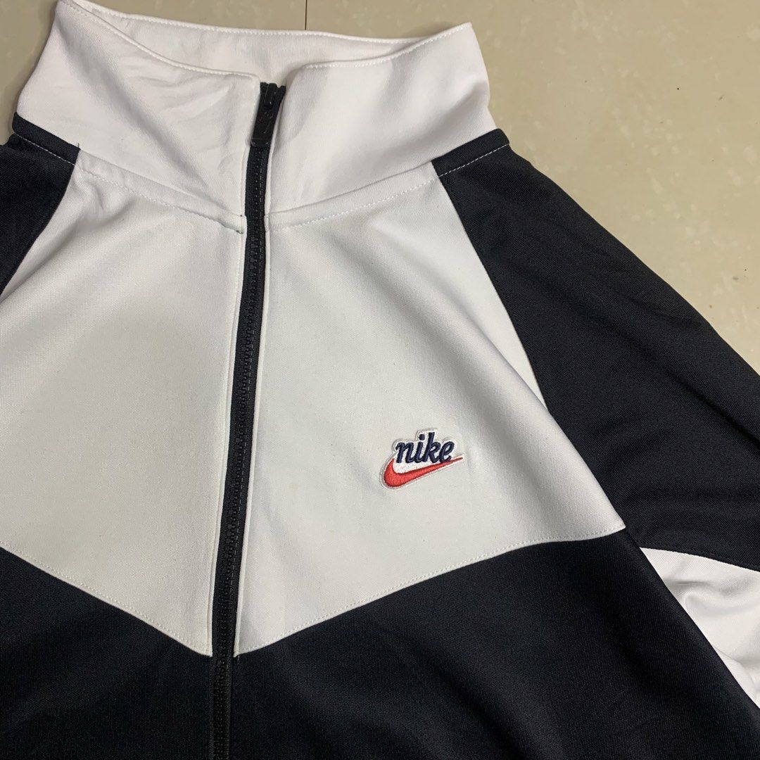 Nike Heritage Windrunner Jacket (Category: Activewear) located in Alaminos. Submitted by jikstocks (Listing ID 1463486066, Image 3). Description: Good condition authentic need wash .