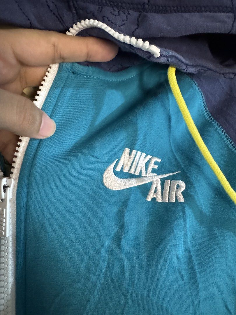 Nike hoodie jacket (Category: Coats, Jackets and Outerwear) located in Naga. Submitted by rosyfinds12 (Listing ID 1463374804, Image 2). Description: • Size: Small on tag • Excellent Conditon 10/10.