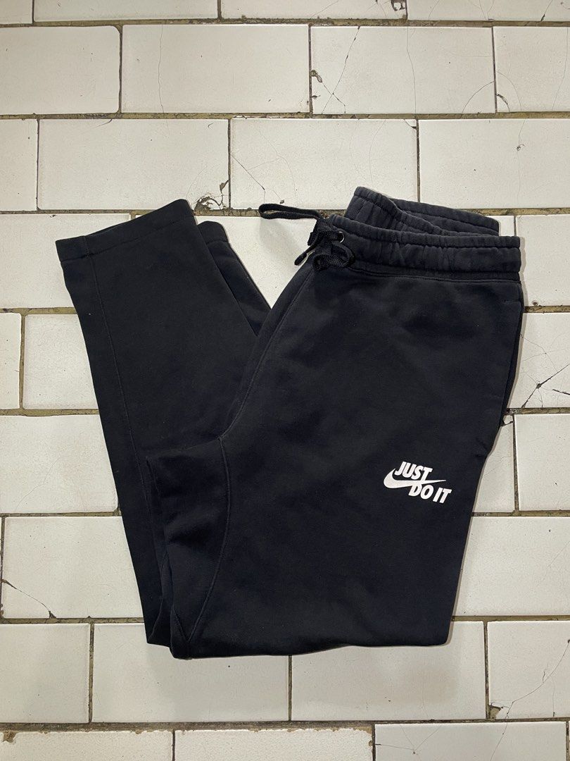 Nike Just Do It Jogger SweatPants (Category: Joggers) located in Manila. Submitted by bhelle28.moon (Listing ID 1463389657, Image 1). Description: For Sale‼️ Nike Just Do It SweatPants Size L Weight 30 Length 36 Color BLACK Minimal Logo Design Brandnew Condition/Excellent Quality MOD Lalamove/JnT MOP Gcash Dm me if ur interested..