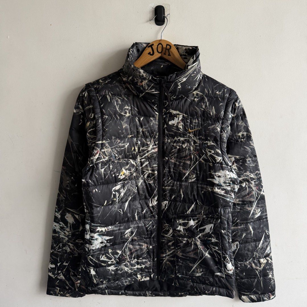 Nike Lightweight Puffer Jacket (Category: Coats, Jackets and Outerwear) located in San Fernando. Submitted by jorjorr (Listing ID 1463390410, Image 1). Description: Nike Lightweight Puffer Jacket Convertible to Vest Unisex Medium on tag 19 width 25 length (front) 27 length (back) Excellent condition No issue P1,799.