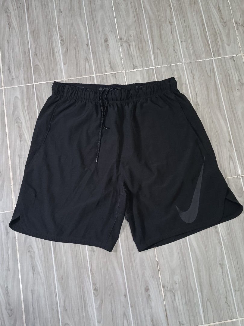 NIKE MEDIUM LOGO DRIFIT SHORT (freeshipping) (Category: Activewear) located in Quezon City. Submitted by gyl-stop (Listing ID 1463518797, Image 1). Description: free shipping 32-40 x 19.5 excellent condi cr: 9.8/10 issue: none.