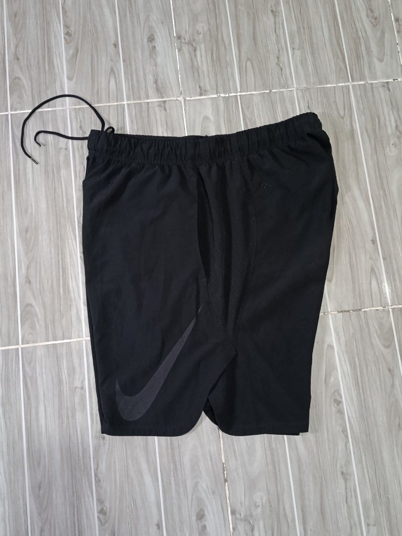 NIKE MEDIUM LOGO DRIFIT SHORT (freeshipping) (Category: Activewear) located in Quezon City. Submitted by gyl-stop (Listing ID 1463518797, Image 3). Description: free shipping 32-40 x 19.5 excellent condi cr: 9.8/10 issue: none.