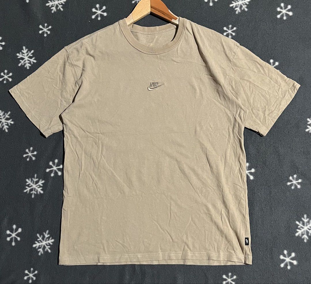 Nike Midlogo Tshirts (Category: Tshirts & Polo Shirts ) located in Maribojoc. Submitted by nayer (Listing ID 1463362256, Image 1). Description: N!k3 Men Sportswear Premium Essentials T-Shirt Embroidered logo Excellent 9.8/10 color rate Large on tag AD: W21 * L26.5.