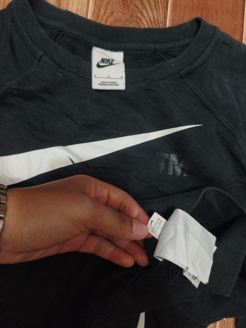 NIKE MULTIPLE BIG LOGO LONGSLEEVES (Category: Hoodies) located in Jiabong. Submitted by pwanad_thrifts (Listing ID 1463527059, Image 3). Description: Medium.