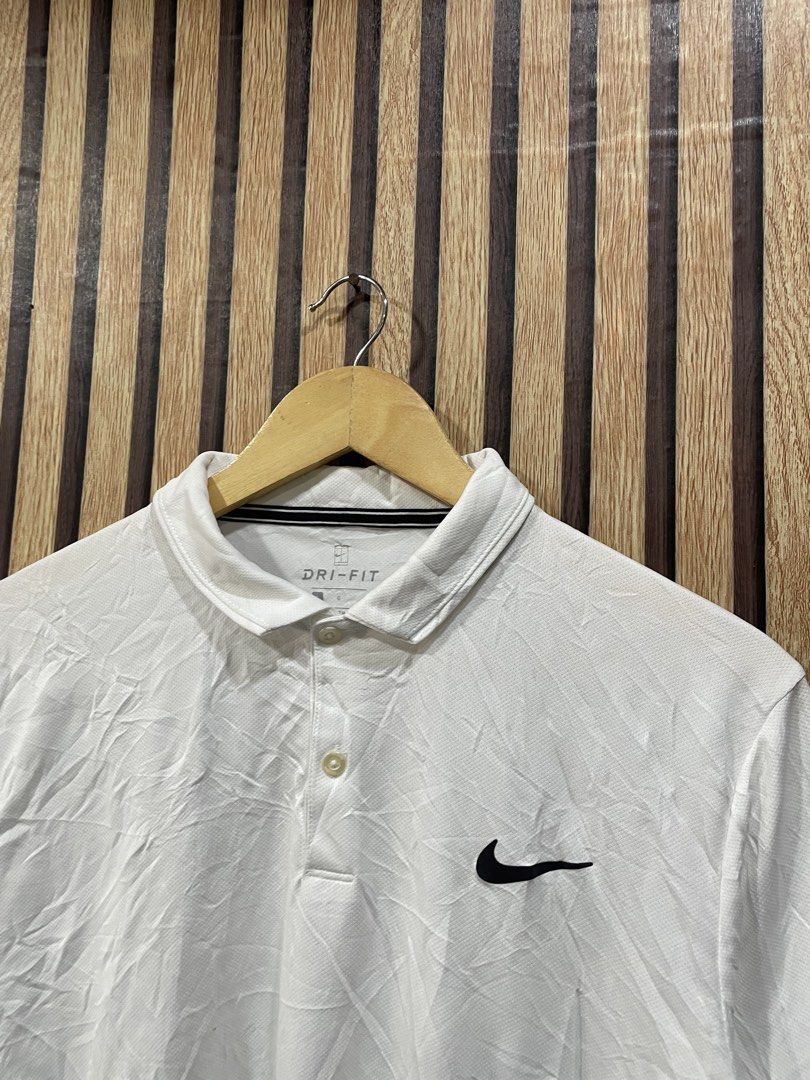 Nike Polo shirt (Category: Activewear) located in Digos. Submitted by johannamae01 (Listing ID 1463368252, Image 2). Description: Goodasnew Size: Medium best fit Dimes: 20x27 Cr: 10/10 no issue.