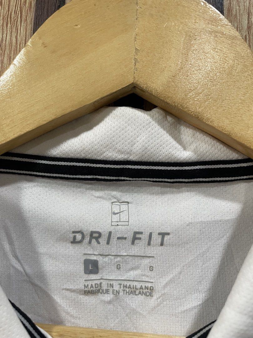 Nike Polo shirt (Category: Activewear) located in Digos. Submitted by johannamae01 (Listing ID 1463368252, Image 3). Description: Goodasnew Size: Medium best fit Dimes: 20x27 Cr: 10/10 no issue.
