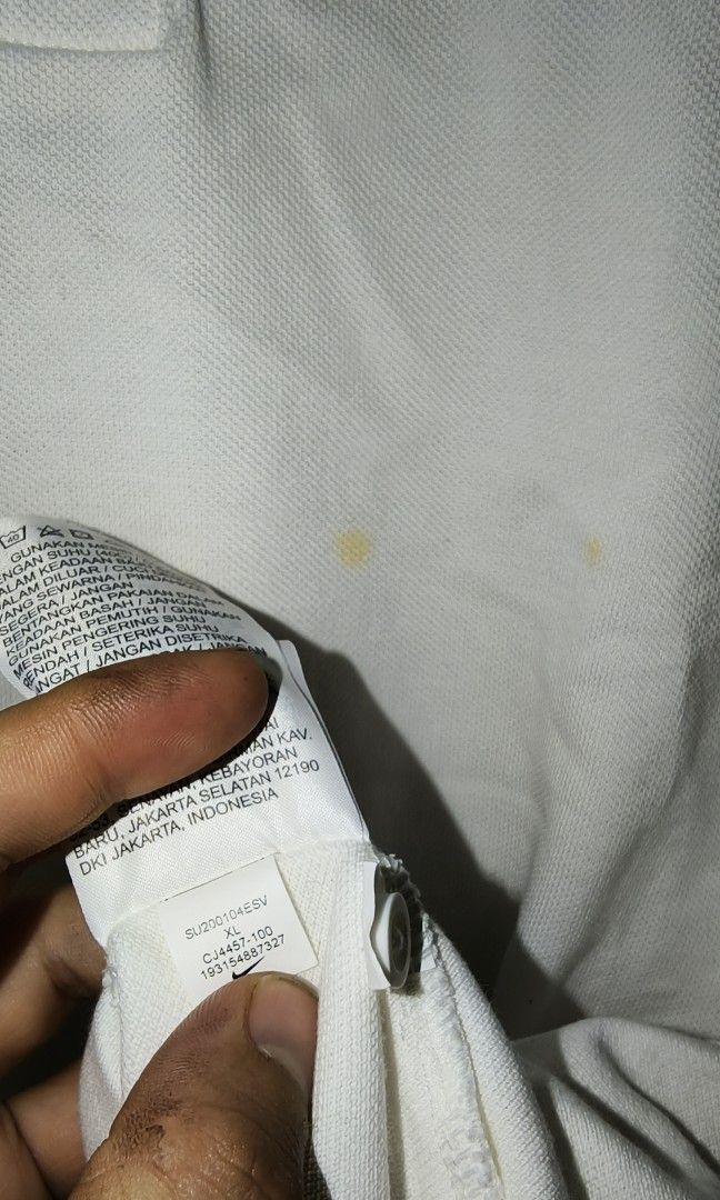 NIKE POLO SHIRT (Category: Formal Shirts) located in Makati City. Submitted by updownthrift (Listing ID 1463370629, Image 3). Description: YELLOW SPOT STAIN NEED WASH.