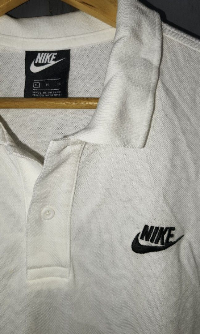 NIKE POLO SHIRT (Category: Formal Shirts) located in Makati City. Submitted by updownthrift (Listing ID 1463370629, Image 2). Description: YELLOW SPOT STAIN NEED WASH.