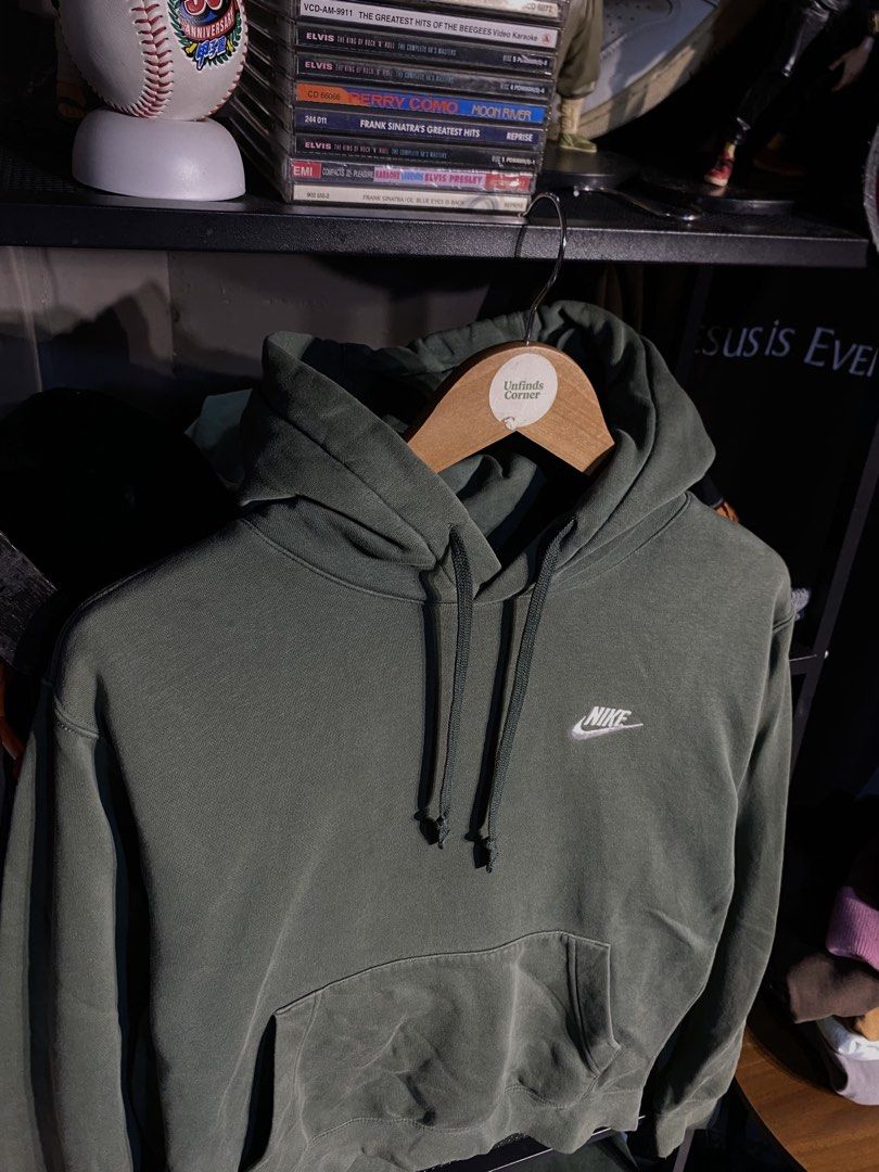 NIKE PULLOVER HOODIE (GREEN) (Category: Hoodies) located in San Pablo. Submitted by genesisllo24149 (Listing ID 1463430361, Image 3). Description: NIKE PULLOVER HOODIE (GREEN) LENGTH -> 26 WIDTH -> 23 ISSUE -> FADED HOOD CONDITION -> GOOD DM TO PURCHASE 📥 DISCLAIMER: - Please manage your expectations, posted items are preloved, used & thrifted -Actual color may vary due to lighting -Flaker will be posted.