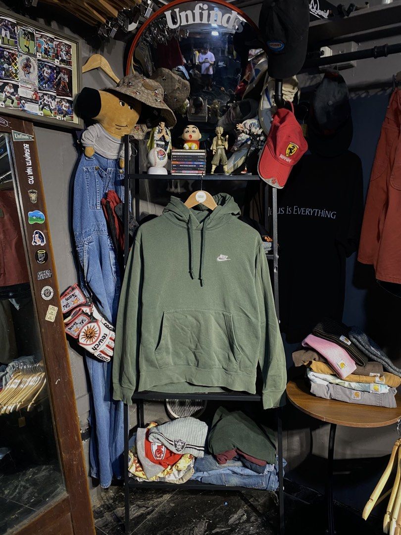 NIKE PULLOVER HOODIE (GREEN) (Category: Hoodies) located in San Pablo. Submitted by genesisllo24149 (Listing ID 1463430361, Image 1). Description: NIKE PULLOVER HOODIE (GREEN) LENGTH -> 26 WIDTH -> 23 ISSUE -> FADED HOOD CONDITION -> GOOD DM TO PURCHASE 📥 DISCLAIMER: - Please manage your expectations, posted items are preloved, used & thrifted -Actual color may vary due to lighting -Flaker will be posted.