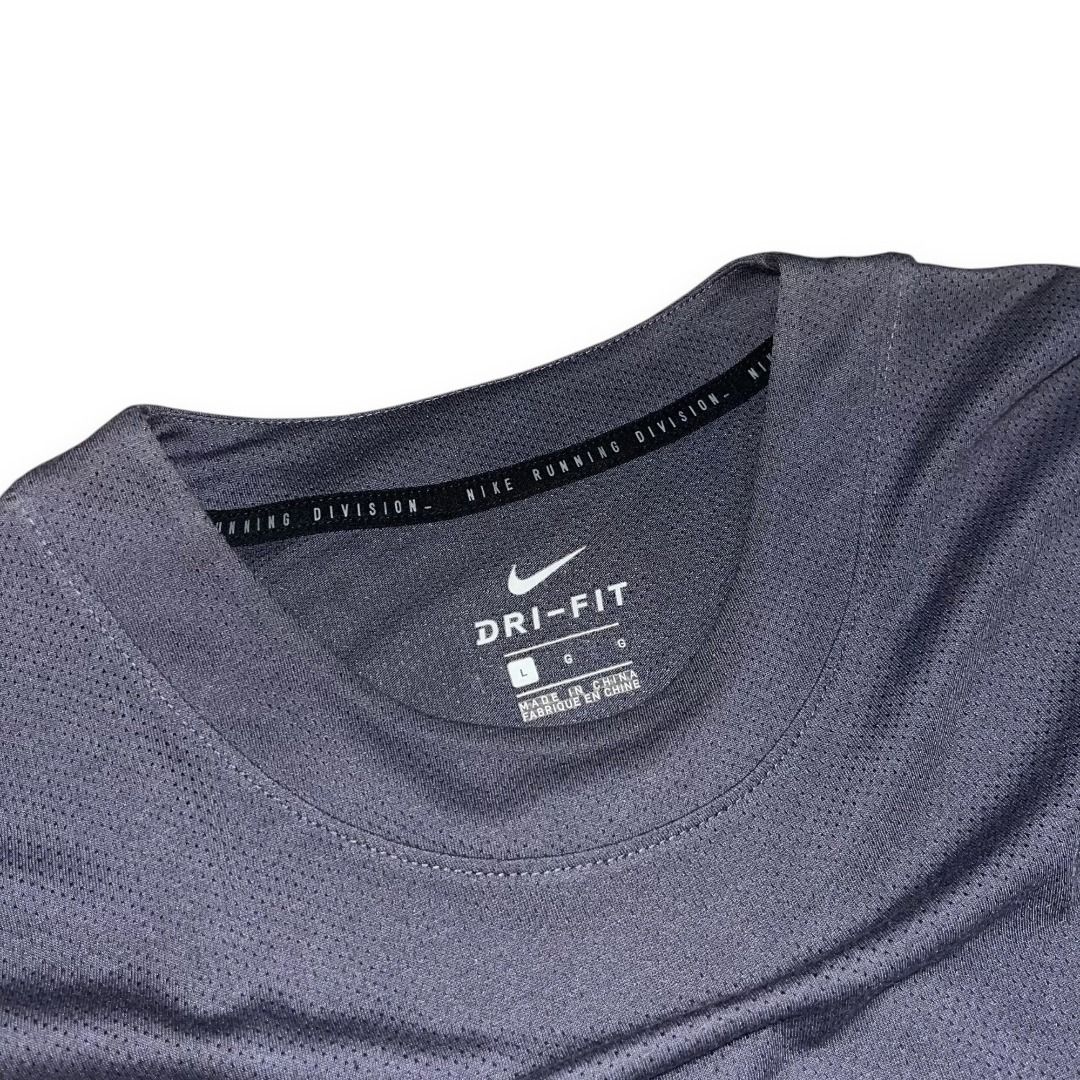 NIKE RUNNING DIVISION DRIFIT T SHIRT (Category: Activewear) located in Quezon. Submitted by ejay.thrift.clothes (Listing ID 1463538574, Image 2). Description: LARGE 21 X 30 NO ISSUE COLOR RATE: 9/10 EXCELLENT CONDITION FRESHLY WASHED READY TO WEAR # 519.