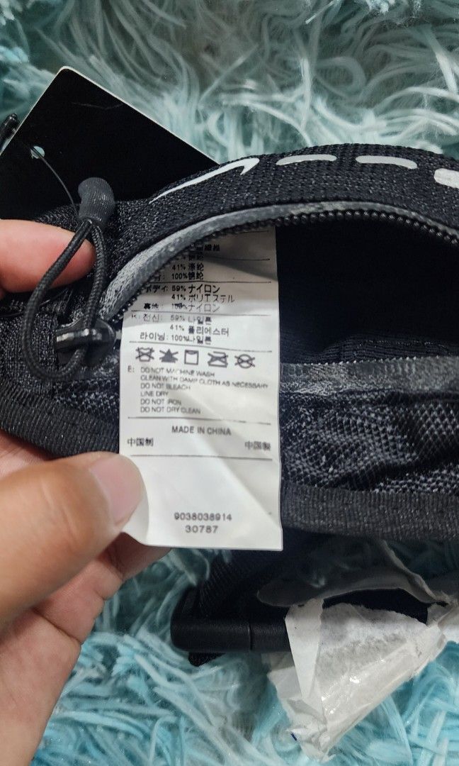 Nike running small waist bag (Category: Luxury Accessories) located in Baguio. Submitted by swiftstone_d709db (Listing ID 1463330496, Image 3). Description: From hongkong box new with tag.