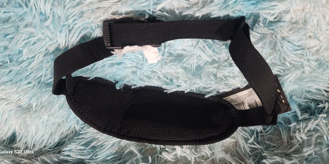 Nike running small waist bag (Category: Luxury Accessories) located in Baguio. Submitted by swiftstone_d709db (Listing ID 1463330496, Image 2). Description: From hongkong box new with tag.