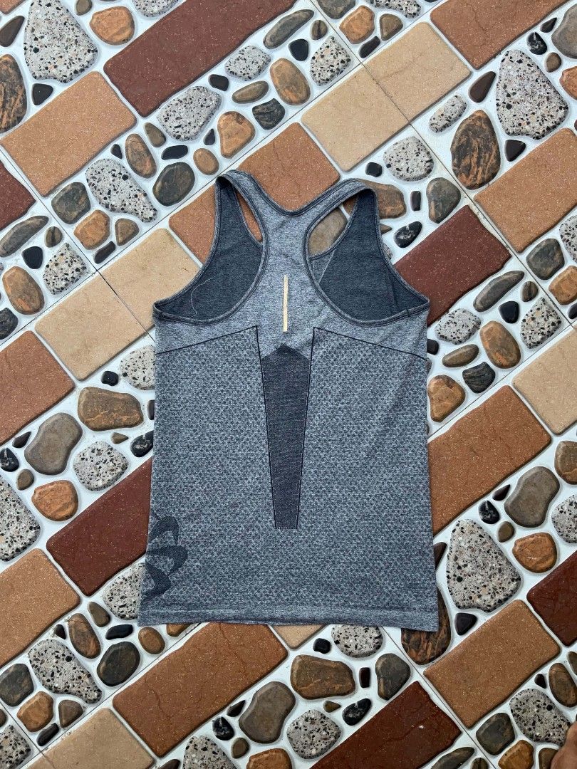 Nike running tank top (Category: Activewear) located in Polangui. Submitted by thriftgineer001 (Listing ID 1463441732, Image 2). Description: - reflectorized perfect for running.