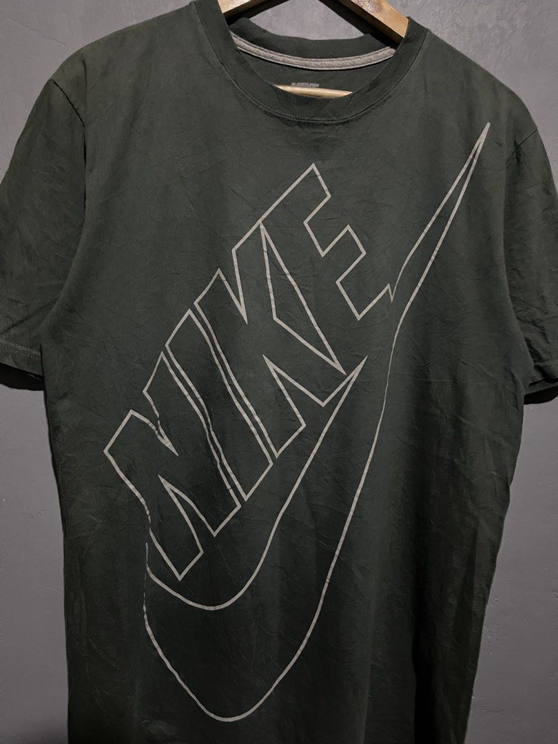 NIKE SHIRT (Category: Tshirts & Polo Shirts ) located in Lucena. Submitted by mddlchld (Listing ID 1463374260, Image 2). Description: NIKE LOGO SHIRT AUTHENTIC / LEGIT SIZE MEDIUM ON TAG EXCELLENT CONDITION COLOR RATE: 9/10 ISSUE: NONE ₱550.