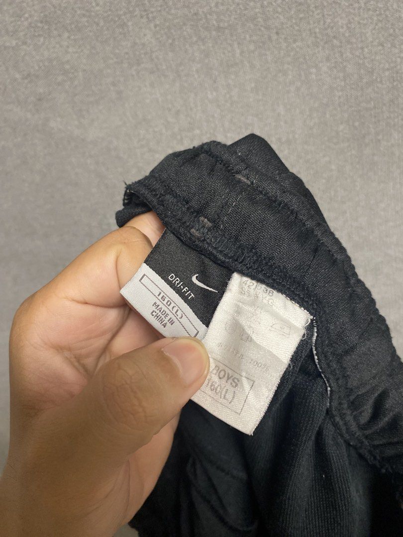 Nike Short (Category: Shorts) located in Cabuyao City. Submitted by ukaythriftshirt (Listing ID 1463400748, Image 3). Description: Nike Short Excellent Condition Waist 26-30 Length 18 Color rate 9/10 No issue - 350.