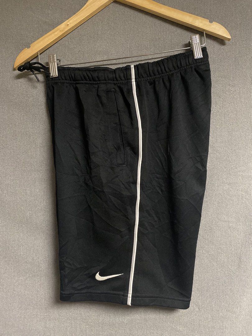 Nike Short (Category: Shorts) located in Cabuyao City. Submitted by ukaythriftshirt (Listing ID 1463400748, Image 2). Description: Nike Short Excellent Condition Waist 26-30 Length 18 Color rate 9/10 No issue - 350.