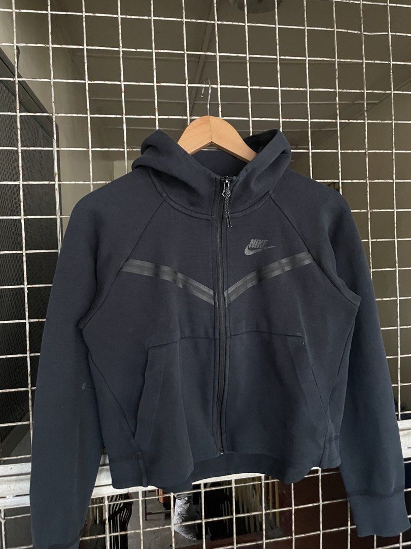 Nike Tech Fleece For Women (Category: Coats, Jackets and Outerwear) located in Manila. Submitted by oftherack_04 (Listing ID 1463520884, Image 2). Description: Size Small on tag Excellent condition .