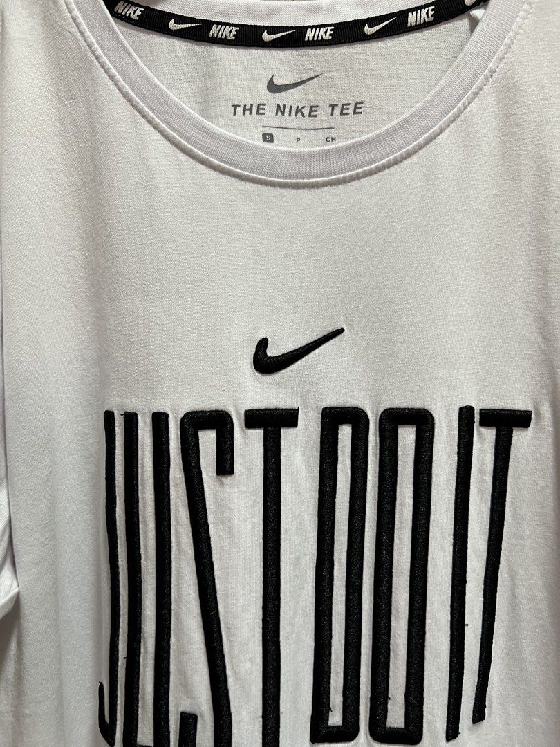Nike White "Just Do It" T-Shirt (Category: Tshirts & Polo Shirts ) located in Cainta. Submitted by p3spreloved (Listing ID 1463353298, Image 2). Description: - Classic white Nike t-shirt - Features iconic 'Just Do It' graphic - Made from comfortable cotton fabric - Timeless crew neck design - Ideal for everyday wear and casual styling - Check tags for specific size and material details Size S Length 26.5in Width 19in VGUc.