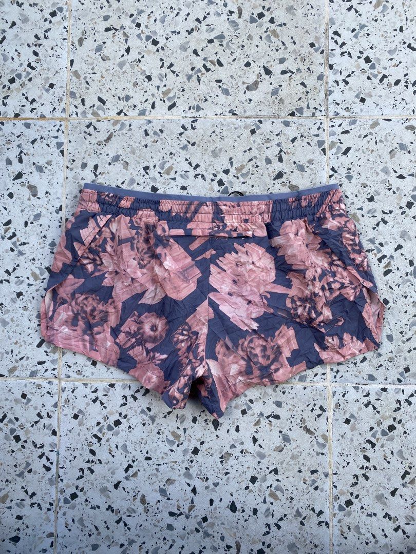 Nike Women’s Elevate 3 Running Training Shorts (Category: Activewear) located in Bulacan. Submitted by badass.thrift.finds (Listing ID 1463349837, Image 2). Description: Nike Women’s Elevate 3 Running Training Shorts Size large on tag 30-32 waist 10 length.