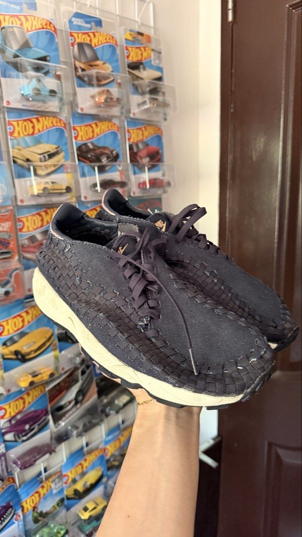 Nike Woven Sneakers size 9 (Category: Sneakers) located in San Fernando. Submitted by goodiespin (Listing ID 1463338095, Image 1). Description: - Dark blue woven Nike sneakers - Unique textured upper - Lace-up closure - Comfortable sole - Perfect for casual wear - Shows some signs of wear, but plenty of life left Size 9 .