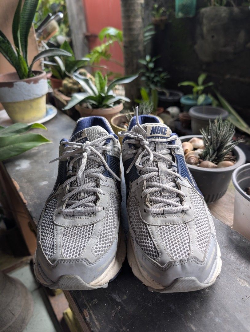 Nike Zoom Vomero 5 (Category: Sneakers) located in Quezon City. Submitted by winthoughts (Listing ID 1463479925, Image 2). Description: Nike Zoom Vomero 5 Size 9.5 Men Original no box just bought this year. Used not abused. RFS. Decluttering. Prefer NB and OC..