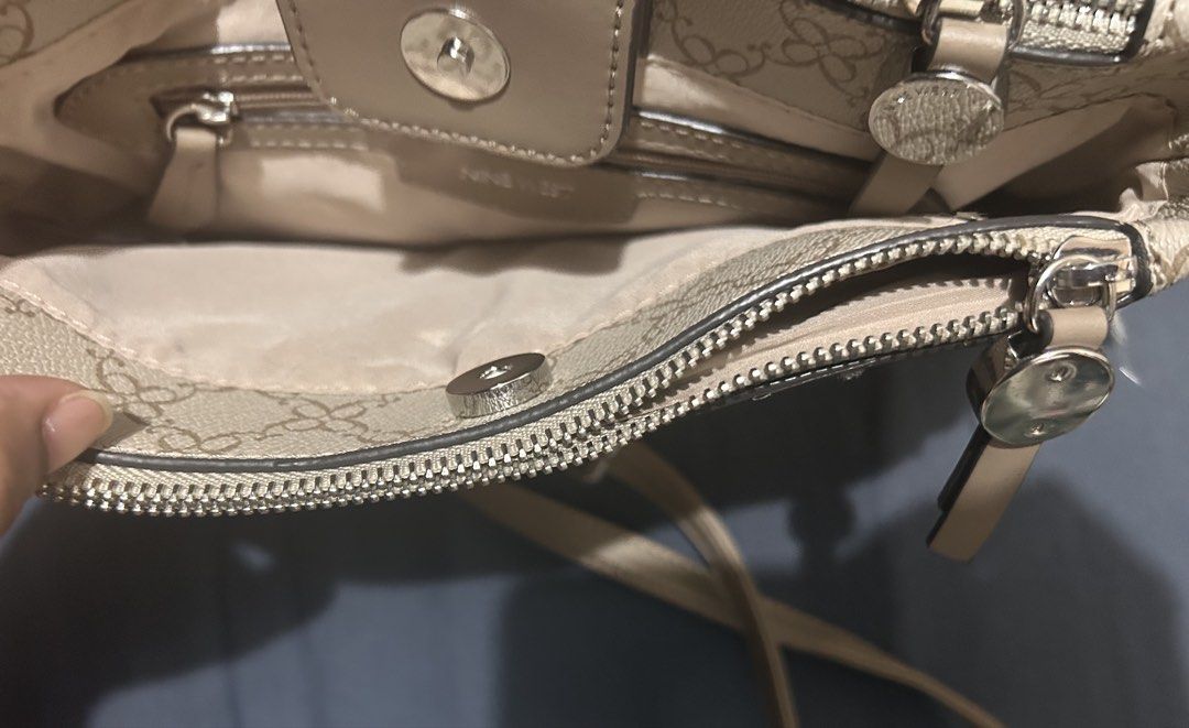 Nine west perth mini (Category: Luxury Bags & Wallets) located in Manila. Submitted by just4_kikays (Listing ID 1463431533, Image 3). Description: New nine wedt perth mini sling bag .
