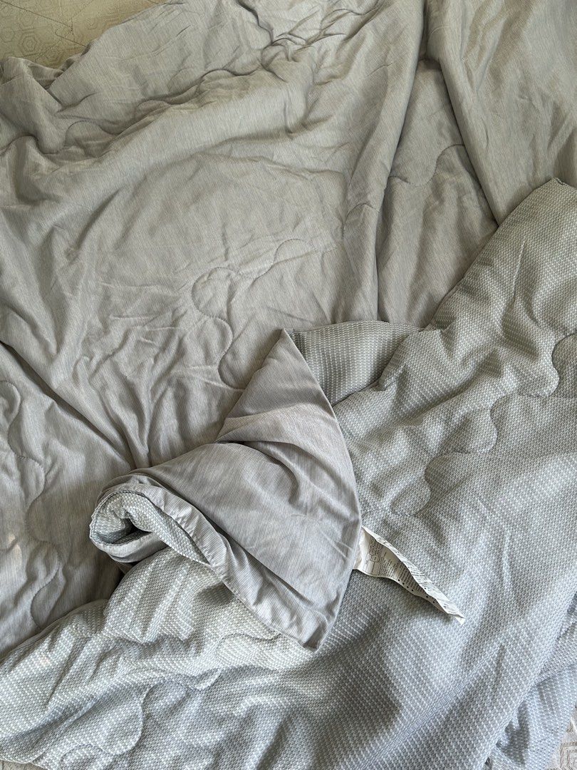 Nitori Comforter. 140x190cm (Category: Bedding & Towels) located in Mandaluyong City. Submitted by haxiea (Listing ID 1463449954, Image 1). Description: Never used, given as a gift - Approximate size: 140x190cm. - Material: Front - 100% Polyester; Fill - 80% Polyester, 20% Acrylate Fiber; Back - 70% Polyester, 30% Nylon..