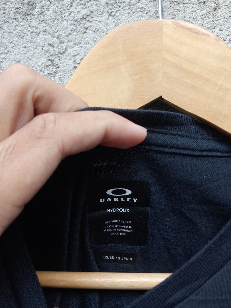 Oakley Bark logo Tee (Category: Tshirts & Polo Shirts ) located in Dumaguete. Submitted by kxnethrifted (Listing ID 1463358320, Image 3). Description: S on Tag Fits Size S to M W - 19 L - 27 CR - 9.8/10 As New Issue - Cut Washtags Price + sf Need Wash Dm if interested 📩.