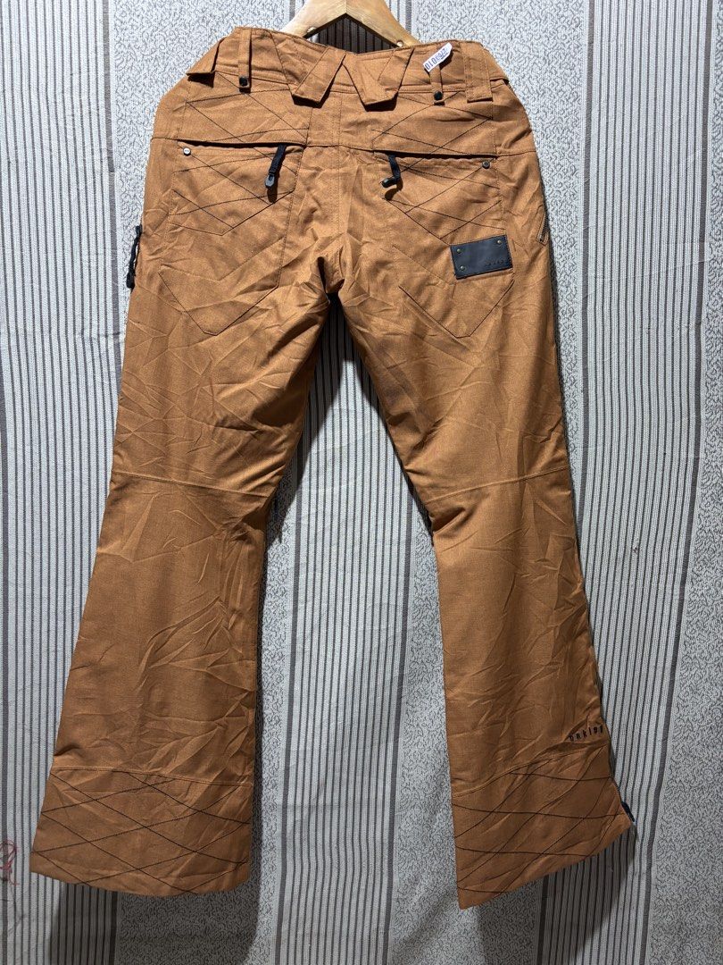 Oakley Brown Ski Snowboard Pants (Category: Other Bottoms) located in Malungon. Submitted by markthriftedstuff2022 (Listing ID 1463506312, Image 2). Description: - Brown Oakley ski pants - Flared leg design - Multiple zippered pockets (front and sides) - Zippers on lower legs - Oakley logo on left thigh - Small tag on back right pocket - Ideal for skiing.