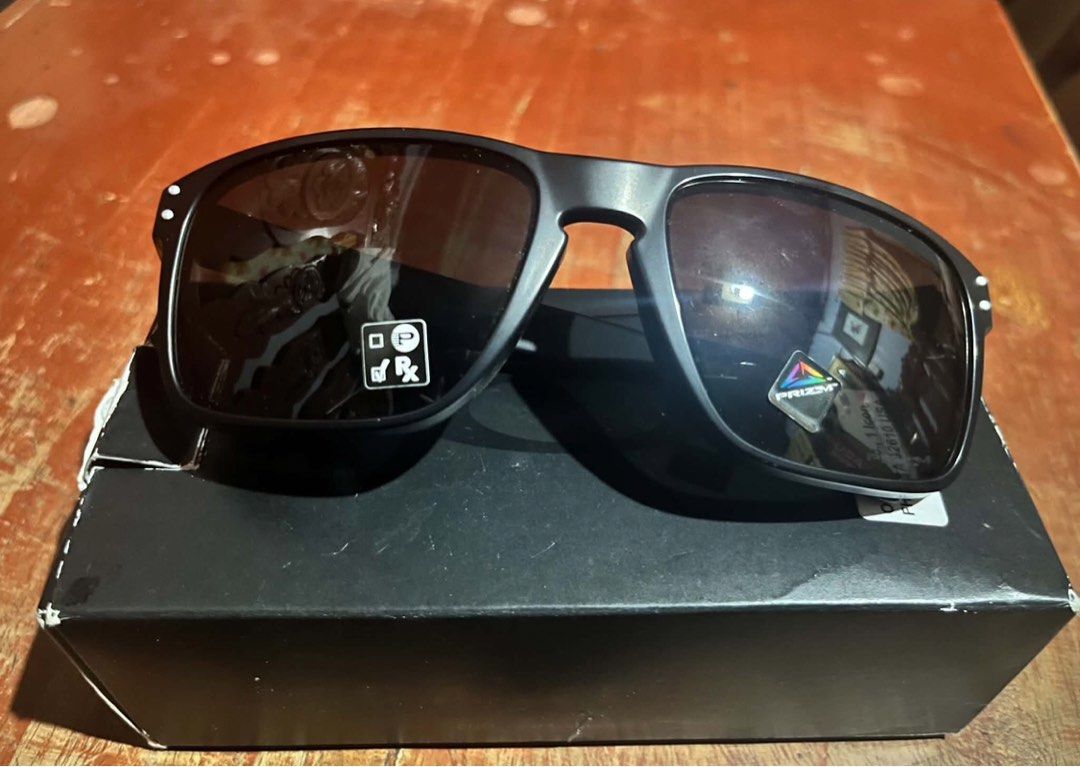 oakley holbrook black xl (Category: Sunglasses & Eyewear) located in Caloocan City. Submitted by JennMT (Listing ID 1463422107, Image 1). Description: oakley holbrook black xl With tag.