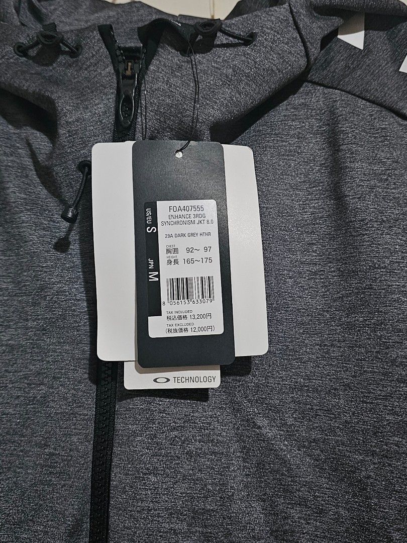 Oakley Hoodie Jacket (Category: Coats, Jackets and Outerwear) located in Paranaque City. Submitted by mab.villareal (Listing ID 1463526801, Image 3). Description: From Japan. Brand new with tags attached. Size is medium.