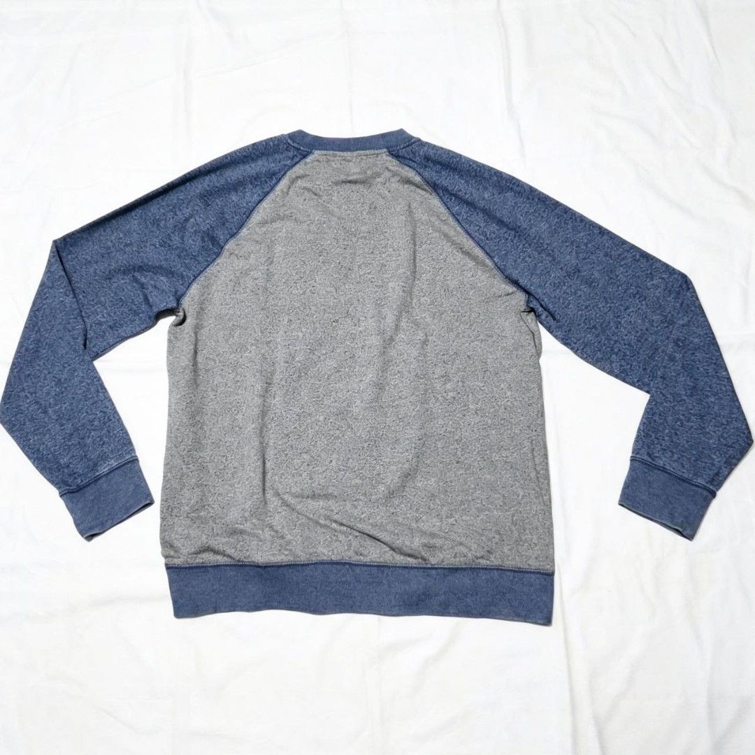 Oakley Sweatshirt (Category: Tshirts & Polo Shirts ) located in Quezon City. Submitted by rodthrift00 (Listing ID 1463371254, Image 2). Description: Best Fit: L-XL Dimension(WxL) : 24x29 Condition: 10/10 Issue: NA.