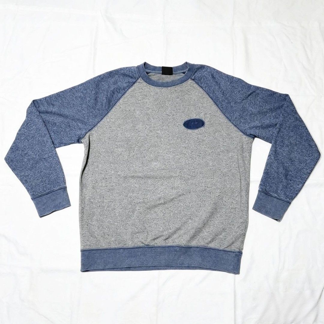 Oakley Sweatshirt (Category: Tshirts & Polo Shirts ) located in Quezon City. Submitted by rodthrift00 (Listing ID 1463371254, Image 1). Description: Best Fit: L-XL Dimension(WxL) : 24x29 Condition: 10/10 Issue: NA.