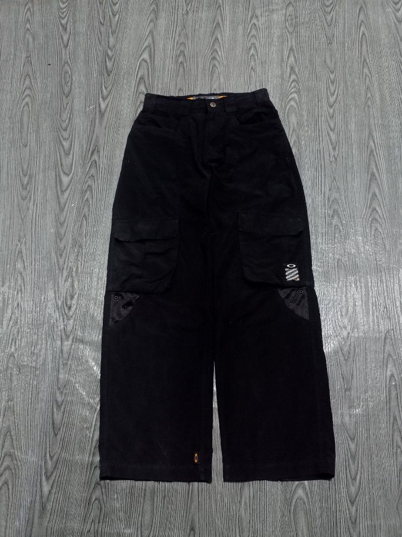 Oakley Tactical (Category: Activewear) located in Danao, Cebu. Submitted by 6000thrifts.ph (Listing ID 1463437101, Image 1). Description: OAKLEY Software Cargo Pants 💥 Size 28 but actual dimensions 30 Length 41 Leg Opening 10 Good Condition/ Minimal Hem Drag CR 9/10 (Needwash) Pm for the price 📥.