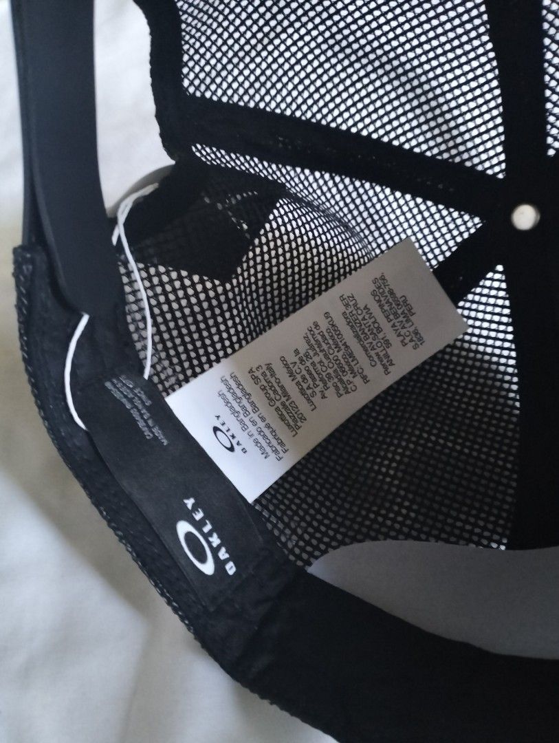 Oakley Trucker Cap (Category: Caps & Hats) located in Cavite. Submitted by cocorancho (Listing ID 1463553690, Image 3). Description: - Black Oakley trucker cap - Breathable mesh back - Iconic Oakley logo patch on front - Adjustable strap for a custom fit - Ideal for everyday casual style.
